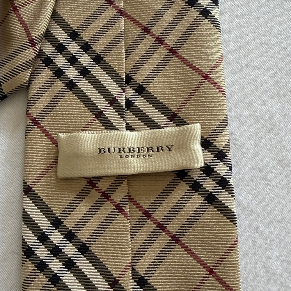 Burberry Classic Nova Check Tie - Picture 4 of 8